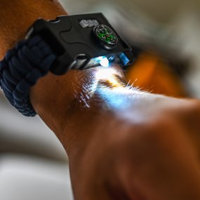 Overlevelse armbånd