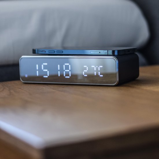 Digital vekkerklokke med Qi-lader - Trykk på bildet for å lukke