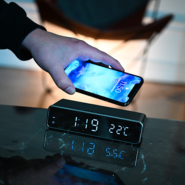 Digital vekkerklokke med Qi-lader