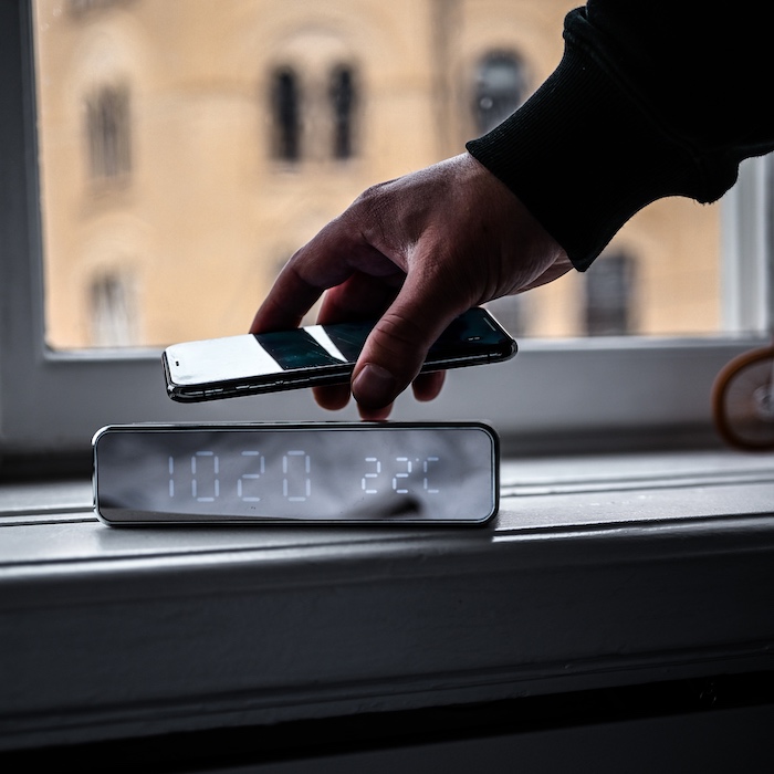 Digital vekkerklokke med Qi-lader